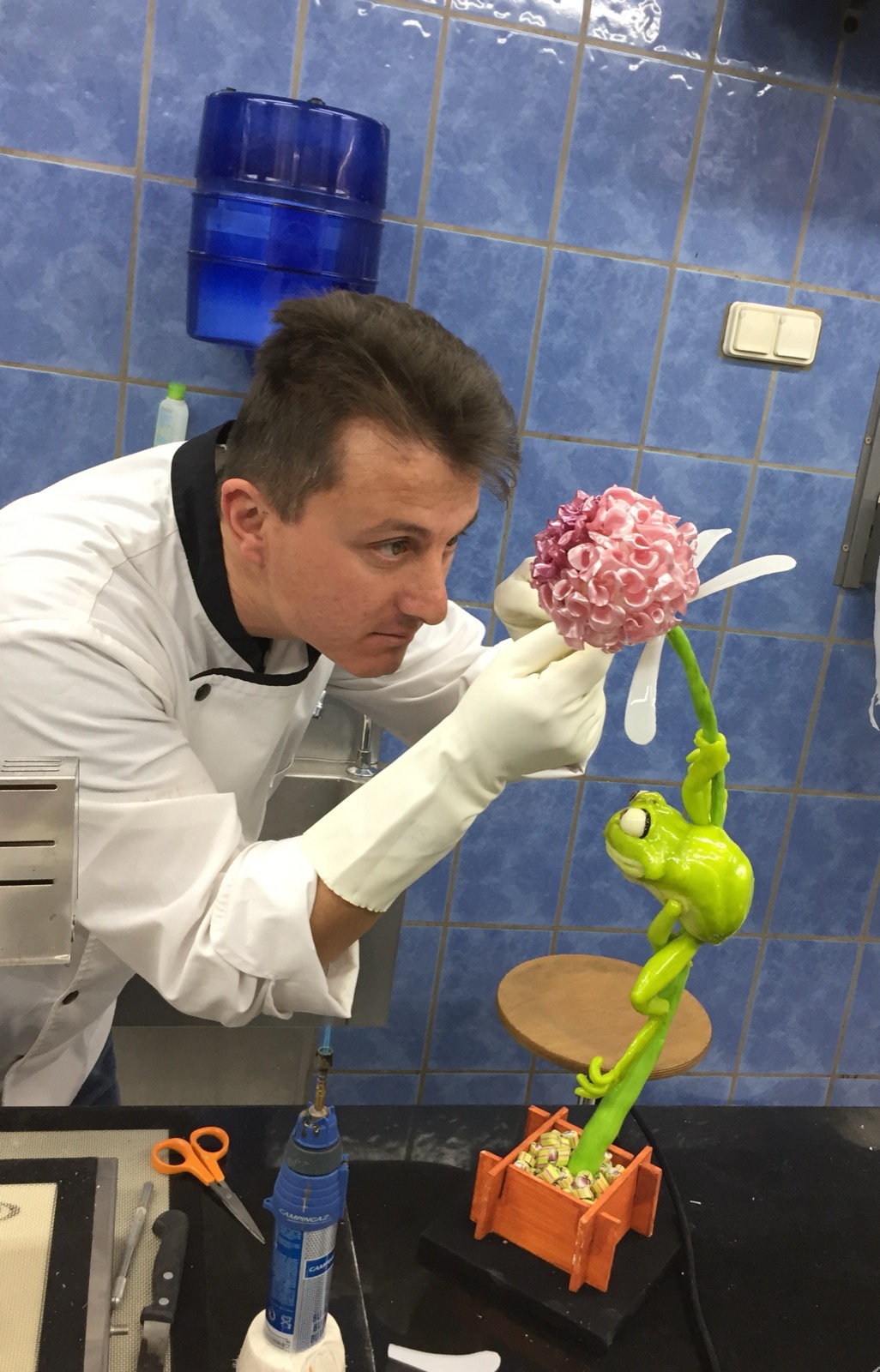 Georges Alain bei filigraner Zuckerarbeit im Atelier