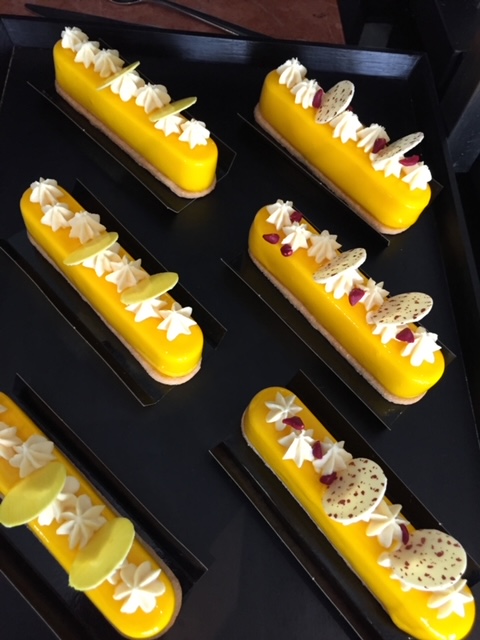 Éclairs mit Mango-Spiegelglasur